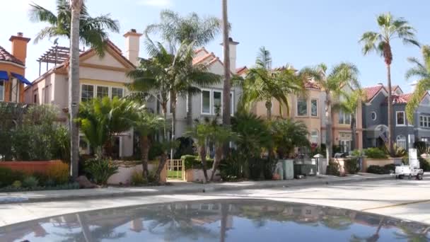 Casas suburbanas na rua. Townhouse edifícios arquitetura exterior. Imobiliário residencial nos EUA — Vídeo de Stock