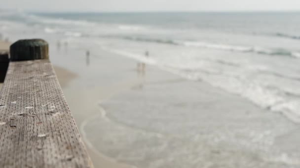 木製の桟橋の手すり、ウォーターフロントボードウォーク、カリフォルニアビーチUSA 。海、海の波. — ストック動画