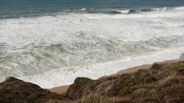 Ocean waves and rocks, Monterey, Northern California, EE.UU. 17 millas en coche cerca de Big Sur, balneario turístico de golf en Pacific Coast Highway. Salpicaduras de agua y brisa marina de la playa de guijarros. Viaje por carretera —  Fotos de Stock