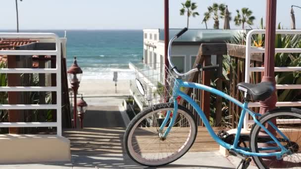 Bicicleta de crucero en bicicleta por la playa del océano, costa de California EE.UU.. Ciclo de verano, escaleras y palmeras. — Vídeos de Stock