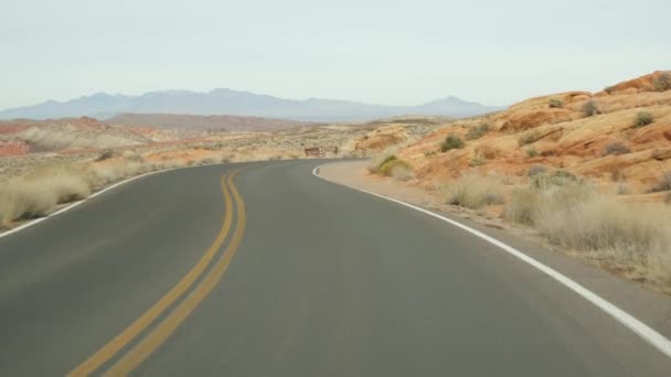Autókirándulás, autóvezetés a Tűz Völgyében, Las Vegas, Nevada, USA. Stoppolok, utazgatok Amerikában, autópályán utazom. Vörös idegen sziklaképződés, Mojave sivatagi vadon úgy néz ki, mint a Mars. Kilátás autóból — Stock videók