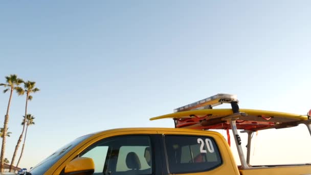 Coche salvavidas amarillo, playa del océano California USA. Camioneta de rescate, vehículo salvavidas. — Vídeos de Stock