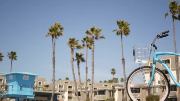 Bicicleta de crucero en bicicleta por la playa del océano, costa de California EE.UU.. Ciclo de verano, casas y palmeras. — Vídeo de stock