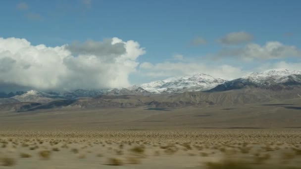 Ταξίδι στην Κοιλάδα του Θανάτου, οδήγηση αυτοκινήτου στην Καλιφόρνια, ΗΠΑ. Ταξιδεύοντας με ωτοστόπ στην Αμερική. Αυτοκινητόδρομος, βουνά και ξηρή έρημος, άνυδρη κλιματική ερημιά. Επιβάτης POV από αυτοκίνητο. Ταξίδι στη Νεβάδα — Αρχείο Βίντεο