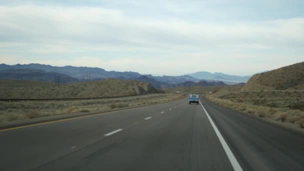 Conducción automática, ruta a Las Vegas, Nevada, EE.UU. Viaje por carretera desde el Gran Cañón, Arizona. Autoestop que viaja en América, tierras indias del oeste salvaje, desierto y viaje de las montañas. Wilderness a través de la ventana del coche — Vídeo de stock