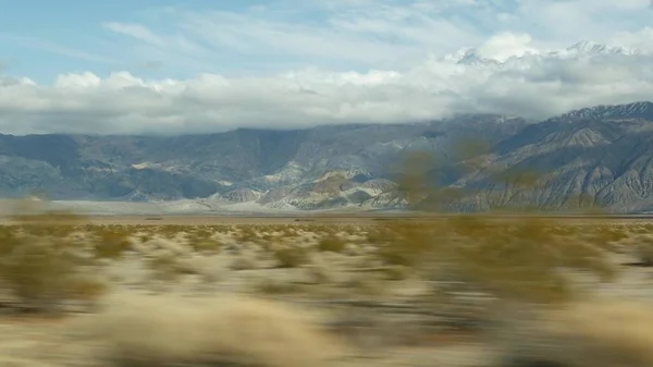 Viagem de carro para Death Valley, dirigindo automóvel na Califórnia, EUA. Carona a viajar pela América. Estrada, montanhas e deserto seco, clima árido deserto. Passageiro POV do carro. Viagem para Nevada — Fotografia de Stock