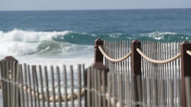 Olas de verano en la playa, costa de California, EE.UU. Costa del océano Pacífico, cerca de piquetes en la orilla del mar. — Vídeos de Stock