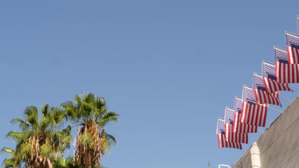 Amerikanische Flaggen, Rathaus von Los Angeles, Kalifornien USA. Palmen und sternförmige Banner, Sterne und Streifen. Atmosphäre des Patriotismus, städtisches Bürgerzentrum. Autorität der Bundesregierung und Demokratie — Stockvideo