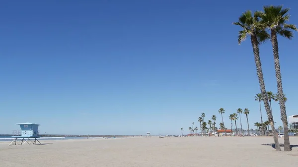 Pálmafák fehér homokos tengerparton, óceán tenger partján Kalifornia USA-ban. Mentőtorony, őrtorony kunyhó.. — Stock Fotó