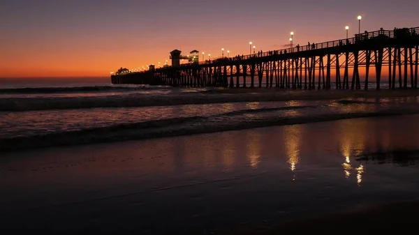 Pier silhouette Oceanside California USA. Ocean tide tropical beach. Summertime gloaming atmosphere. — Stock Photo, Image