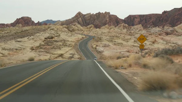 Podróż samochodem w Dolinie Ognia, Las Vegas, Nevada, USA. Podróże autostopem po Ameryce, podróż autostradą. Formacja czerwonych skał obcych, pustynna pustynia Mojave wygląda jak Mars. Widok z samochodu — Zdjęcie stockowe