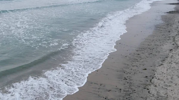 太平洋波涛汹涌,加利福尼亚海岸海景美.水面纹理和泡沫 — 图库照片