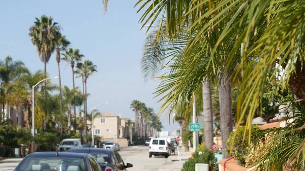 Casas na rua suburbana, Califórnia EUA. Edifícios genéricos, bairro residencial perto de Los Angeles. — Fotografia de Stock