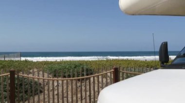 Karavan ya da yolculuk için karavan. Okyanus plajı, California USA. Kamp aracı, karavan evi..