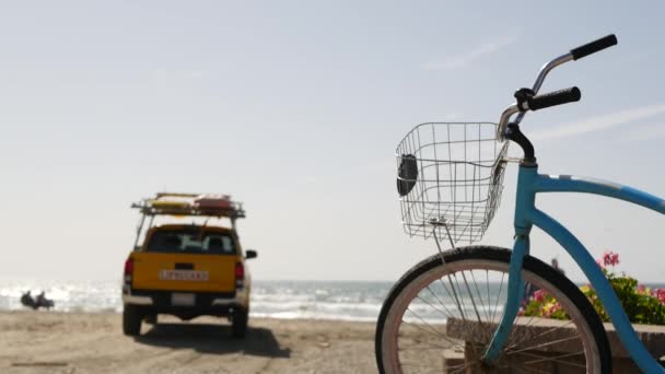 Motorkářské kolo u oceánu, Kalifornské pobřeží USA. Letní cyklus, plavčík auto pick up truck — Stock video