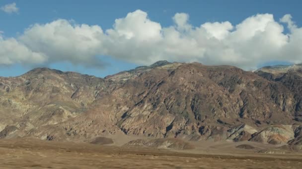 Road trip naar Death Valley, Artists Palette rijden, Californië Verenigde Staten. Liften auto reizen in Amerika. Snelweg, kleurrijke kale bergen en dorre klimaat wildernis. Zicht vanuit de auto. Reis naar Nevada — Stockvideo