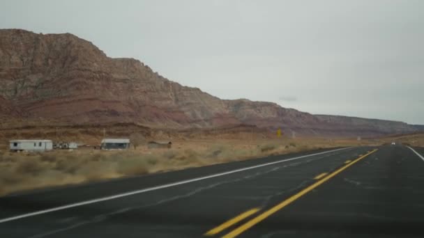 美国亚利桑那州大峡谷的公路旅行，从犹他州开车。89号公路搭便车旅行在美国，当地的旅行，西部荒凉的印地安人土地的氛围。通过汽车挡风玻璃看公路 — 图库视频影像