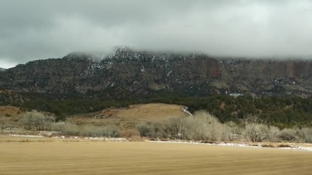 Road trip in de VS van Zion naar Bryce Canyon, autorijden in Utah. Liften in Amerika, Route 89 naar Dixie Forest. Winter lokale reis, rustige sfeer en sneeuw bergen. Zicht vanuit auto — Stockvideo