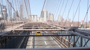 New York City, ABD - 3 Eylül 2023: Manhattan 'dan Brooklyn Köprüsü' ne giden arabalar. Finans bölgesi ufuk çizgisi şehir manzarası. Yol trafiği, insanlar, sarı taksi. Dünya Ticaret Merkezi gökdeleni.