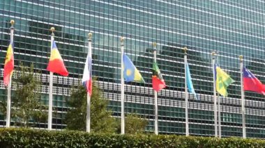 New York, ABD - 12 Eylül 2023: Birleşmiş Milletler Genel Merkezi, Manhattan Midtown, ABD. Diplomatik politik uluslararası organizasyon. Genel Kurul konferans oturumu için bayrak sırası.