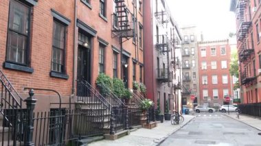 New York City, ABD - 10 Eylül 2023: mimari. Şehir dışındaki konutlar. Emlak mülkü, ABD. Kırmızı tuğla cephe. Greenwich Village Gay Caddesi. Yangın merdiveni çıkışı.