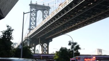 New York City, Birleşik Devletler - 7 Eylül 2023 NYFD Ambulans Acil Yardım, Amerikan itfaiye aracı siren Manhattan köprüsü altında. ABD 911 kırmızı aracı caddede. NYC ilk müdahale ekibi.