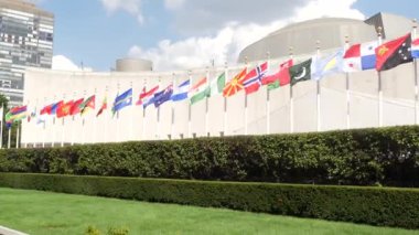 New York, ABD - 12 Eylül 2023: Birleşmiş Milletler Genel Merkezi, Manhattan Midtown, ABD. Diplomatik politik uluslararası organizasyon. Genel Kurul konferans oturumu için bayrak sırası.