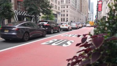 New York, Amerika Birleşik Devletleri - 29 Ağustos 2023 Manhattan 34. Cadde, Herald Meydanı, Broadway, 6. Şehir trafiği. ABD toplu taşımacılığı için kırmızı otobüs şeridi. Sarı taksi, millet..