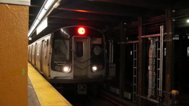 New York, Amerika Birleşik Devletleri - 30 Ağustos 2023: metro istasyonu içi, yeraltı metro platformu. Metro demiryolu yolcusu toplu taşıma. Manhattan demiryolu taşımacılığı, NYC trafiği. İnsanlar