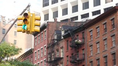 New York, Birleşik Devletler - 31 Ağustos 2023: cadde kavşağı, trafik ışığı, ulaşım yolu kavşağı. Konut binası. Kırmızı tuğla ev, yangın merdiveni. Manhattan şehir merkezi finans bölgesi FiDi