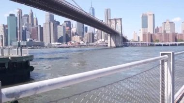 New York, ABD - 30 Ağustos 2023 Brooklyn Köprüsü, Manhattan şehir merkezi silueti, finans bölgesi deniz manzarası. Dünya Ticaret Merkezi, Dünya Ticaret Merkezi gökdeleni. Dumbo Nehri, Doğu Nehri.