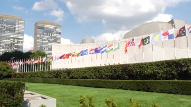 New York, ABD - 12 Eylül 2023: Birleşmiş Milletler Genel Merkezi, Manhattan Midtown, ABD. Diplomatik politik uluslararası organizasyon. Genel Kurul konferans oturumu için bayrak sırası.