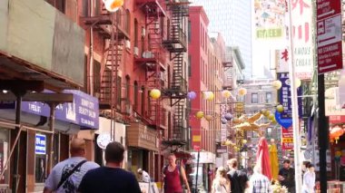 New York, ABD - 14 Eylül 2023 Manhattan Chinatown Pell Caddesi. Çin kültürü, etnik bölge mimarisi, ABD. Kırmızı tuğla binalar, yuvarlak fenerler ve hiyeroglifler. İnsanlar