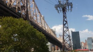 New York, ABD - 4 Eylül 2023: Manhattan Midtown sokaklarına giden Roosevelt Adası tramvayı. Amerikan tramvayı, Queensboro Köprüsü. Kentsel toplu taşıma, ABD. Mimari şehir manzarası inşa ediliyor.