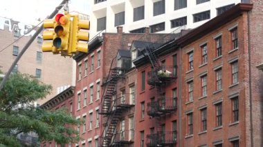 New York, Birleşik Devletler - 31 Ağustos 2023: cadde kavşağı, trafik ışığı, ulaşım yolu kavşağı. Konut binası. Kırmızı tuğla ev, yangın merdiveni. Manhattan şehir merkezi finans bölgesi FiDi