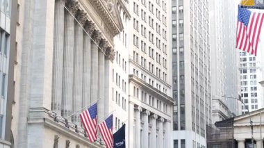 New York City, ABD - 3 Eylül 2023: Manhattan Downtown Financial District kentsel mimarisi. Amerikan bayrağı. Wall Street Borsası ön cephe binası sütunları, ABD Borsası, NYC.