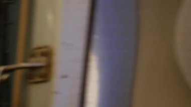 New York, ABD - 3 Eylül 2023: metro istasyonu duvarı, metro platformu tabelası. Metro treni, yolcu taşımacılığı. Broadway 'e mesaj at. New York şehir merkezi, Manhattan trafiği.