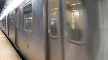 New York City, ABD - 29 Ağustos 2023: metro istasyonu. Metro treni toplu taşıma platformunda. Queens 'teki Court Square demiryolunda yükseltilmiş. New York yolcusu tren yolu trafiği, Long Island