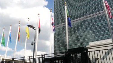 New York, ABD - 12 Eylül 2023: Birleşmiş Milletler Genel Merkezi, Manhattan Midtown, ABD. Diplomatik politik uluslararası organizasyon. Genel Kurul konferans oturumu için bayrak sırası.