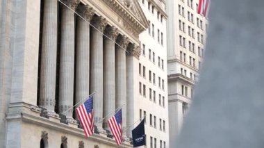 New York City, ABD - 3 Eylül 2023: Manhattan Downtown Financial District kentsel mimarisi. Amerikan bayrağı. Wall Street Borsası ön cephe binası sütunları, ABD Borsası, NYC.
