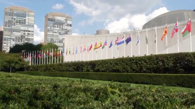 New York, ABD - 12 Eylül 2023: Birleşmiş Milletler Genel Merkezi, Manhattan Midtown, ABD. Diplomatik politik uluslararası organizasyon. Genel Kurul konferans oturumu için bayrak sırası.