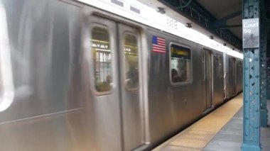 New York City, ABD - 29 Ağustos 2023: metro istasyonu. Metro treni toplu taşıma platformunda. Queens 'teki Court Square demiryolunda yükseltilmiş. New York yolcusu tren yolu trafiği, Long Island