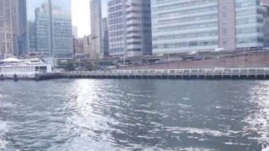 New York, ABD - 31 Ağustos 2023: feribottan Manhattan şehir merkezi silueti. Feribottan yükselen gökdelenler. Doğu nehri kıyısı manzarası, nehir kıyısındaki binalar suya yakın.