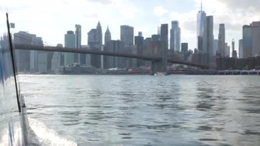 New York City, Manhattan şehir merkezi feribottan ufuk çizgisi. Brooklyn Köprüsü. Feribottan Dünya Ticaret Merkezi gökdelenine. Doğu nehri kıyısı manzarası, nehir kenarındaki binalar, ABD.