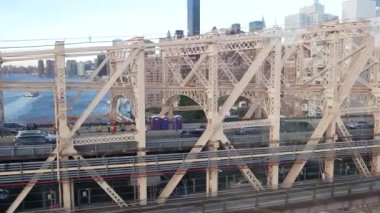 New York, ABD - 15 Eylül 2023: Manhattan Midtown sokaklarına giden Roosevelt Adası tramvayı. Amerikan tramvayı, Queensboro Köprüsü. Kentsel toplu taşıma, ABD. Mimari şehir manzarası inşa ediliyor