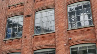 Brooklyn Dumbo 'daki Manhattan Köprüsü, New York, Amerika Birleşik Devletleri. Kırmızı tuğla bina mimarisi, Washington caddesindeki camlarda yansıma. NYC, ABD 'de turizm simgesi.