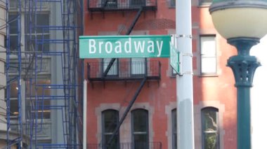 New York City Broadway sokak tabelası Manhattan Midtown, ABD 'de. Şehir levhası, trafik levhası. Flatiron bölgesinde inşaat mimarisi. 5. Cadde ile kesişen yol. Metro metro küresi.