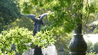 New York City Central Park Bethesda Fountain, Bethesda Terrace 'ın melek heykeli, yaz günü, Birleşik Devletler. Sabah yeşillik ve heykel. ABD 'nin Manhattan şehrinde sonbahar yaprakları ve yeşil ağaçlar
