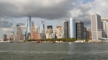 New York City Manhattan şehir merkezi feribottan Özgürlük Adası 'na, Amerika Birleşik Devletleri' ne ufuk çizgisi. Finans Bölgesi şehir manzarası, Dünya Ticaret Merkezi gökdelen kulesi. Liman kenti mimarisi.