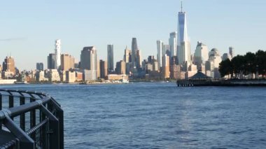 New York City Manhattan Şehir Merkezi Finans Bölgesi ufuk çizgisi New Jersey 'den Dünya Ticaret Merkezi Kulesi Hoboken İskelesi, Amerika Birleşik Devletleri. Nehir kıyısı şehir manzarası ve gökdelen binası